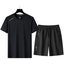 Camiseta informal de verano pantalones cortos para hombres establecidos de dos piezas de chándal negro Hip Hop Streetwear con ropa deportiva de gran tamaño 240415
