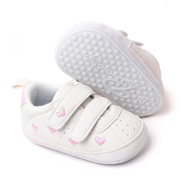 Chaussures de garçons de bébés pour bébé décontractés Pu en cuir broderie coeur Stars Soft Sole Crib Spring Automne First Walkers 240425