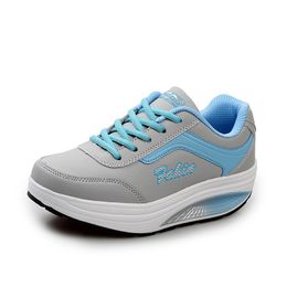 Chaussures de créateurs de marque de marque décontractée Track triple baskets noires en cuir Femme SPLACEINE SPORTS SPORTS CHAUSSION CHAUSSEMENT FEMMES DES FEMMES AVEC ORTIE DE LA TAILLE BON TRAPALER