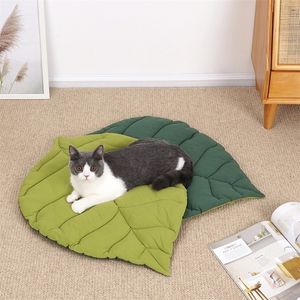 Lits pour chats Meubles Tapis de lit pour chat Tapis de lit pour chien doux en forme de feuille Tapis de caisse souple Matelas lavable en machine pour chiens et chats de taille moyenne et petite Coussin de chenil 221010