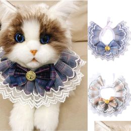 Colliers de chat mène des costumes de collier mignon avec signe d'or et noeud papillon en dentelle pour animaux de compagnie bavoir de serviette de salive collier décoration bandana pour homefavor Dhs7M