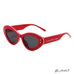 Gafas de sol de ojo de gato Men Moda Fashion Ins Red Red Same y Mujeres Grandmaster Classic T3007 28 Gold Black Plate Marco de resina Lentes de resina con cajas de ojo de gato al por mayor 911