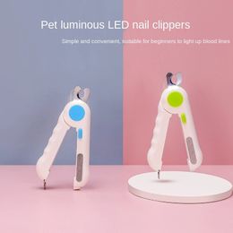 Chat toilettage fournitures de nettoyage pour animaux de compagnie avec lumière LED anti-sang position chat chien coupe-ongles