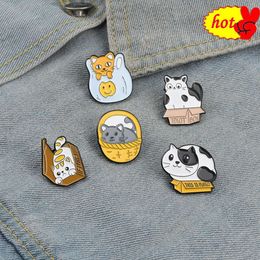 Broches esmaltados de gato en cesta, divertidos pines de dibujos animados, mochila, insignias de solapa, accesorios de joyería de moda, regalos de recuerdo para Festival