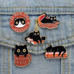 Cat Mom Club Pins de esmalte personalizado para dormir Libros de café de gatito negro Broches Insignias de solapa Vida de ensueño con regalo de joyería de gato