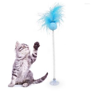 Cat Toys 1pc Teaser Zuiging Cup Spring Faux Feather Toy Kitten Wand met Bell Pet Supplies Gatos Favors willekeurige kleur