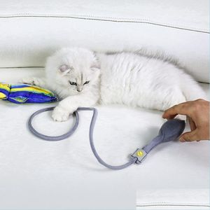 Giocattoli per gatti Pesce floscio Gatto Calcio Giocattolo da masticare Erba gatta interattiva Realistico Airbag manuale Coda di movimento Cuscino per gattino con campana 879 B3 Drop De Dhqtc