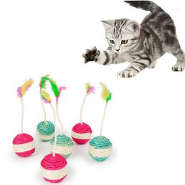 Jouets de chat drôle animal de compagnie attrapant jouet avec plumes roulant sisal chaton gratter balle interactive plume jouer poupée1