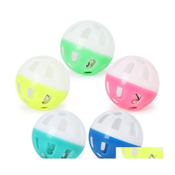 Cat Toys Pet Toy Hollow Plastic Colourf Ball con adorables campanas Color aleatorio Cachorro Gatito Jugando Drop Delivery Home Garden Supplies Dht09