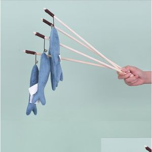 Jouets pour chats en peluche baguette de baleine bleue avec cloche chaton poissons teaser bâtons à mâcher canne à pêche en bois interactive jouet pour animaux de compagnie idées cadeaux Drop D Dhxas