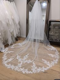 Cathédrale Longueur Veaux nuptiale Appliques de dentelle Luxury Long Tulle Mariage Veille Ivoire Couleur blanche Accessoires de mariage