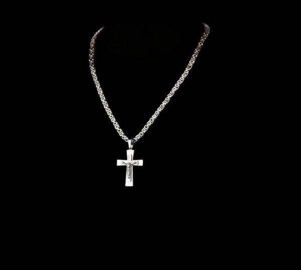 Crucifix catholique colliers pédante