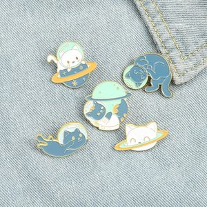 Katten Astronaut Email Pins Custom Explore Space Universe Planet Broches Shirt Rapel Badge Bad Animal Sieraden Gift voor kinderen