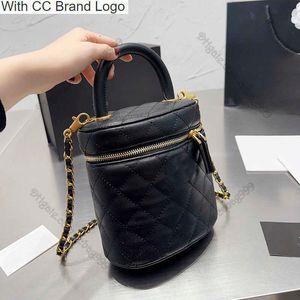 CC Brand Estuches para bolsas de cosméticos Estuches de tocador pequeños franceses de diseñador con cadena Cremallera de caviar de grano negro Bolsas de cosméticos acolchadas Caja Mango de hardware de metal dorado Po