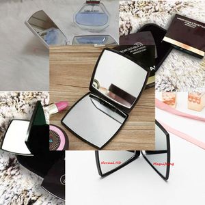 CC Letters Classic Folding Double Side Mirrors 6.7cm Portable HD Make up Mujeres Lupa Mini Espejo de bolsillo con bolsa de franela Caja de embalaje al por menor