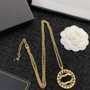 Cclies Chanelliness Channels Conception de niche sens haut de gamme Marque de luxe Designer Pendentifs Colliers Lettre C Ras du Cou Pendentif Collier Perles Chaîne Bijoux F9O5