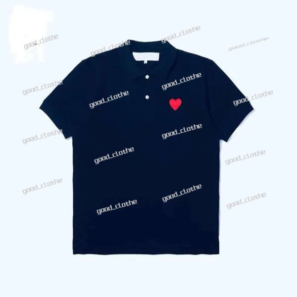 CDG Fashion Mens Play T Shish Designer Red Heart Commes Casual Women Women Shirts Des Badge Garcons High Quanlity Camisetas Bordado de algodón Amis T Camiseta 451