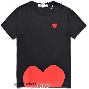 CDGS Shirt 2024 Fashion Mens Play T-T-T-SHIRT GARCONS Designer Shirts Red Comes Heart Womens Des Badge Graphic Heart sur la broderie de poitrine à manches courtes CDGS HOODIE 782