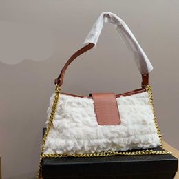 Bolsas CE Bolsas de diseñador de felpa ecológicas Mujeres Chian Bolsa de axila Luxurys HandBags Chian Crossbody Bolso de gran capacidad Baguette de invierno 231015