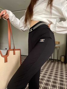 CE2023 nouveaux Leggings taille haute avec taille élastique conception emblème en métal collants de Yoga