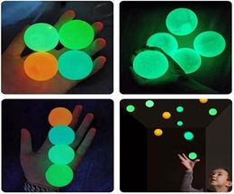 Boules de plafond Luminescents Stress Relief Sticky Ball Glow Glow Stick au mur et tomber lentement des jouets de lueur spongieuse pour enfants Adultes W2384101