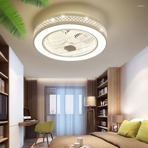 La lampe de ventilateur de plafond avec télécommande à gradation est utilisée pour l'éclairage décoratif du salon et de la chambre. L