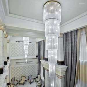 Plafondverlichting Aangepaste traplamp Lange kristallen kroonluchter Modern duplex gebouw Woonkamer Grote villa