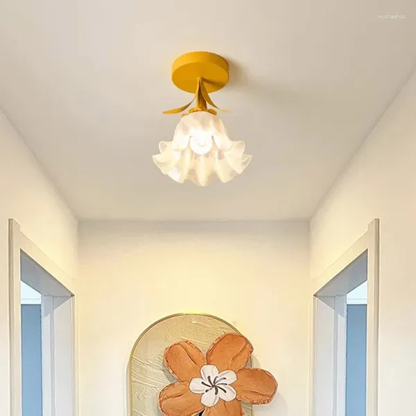 Luces de techo Lámpara francesa Balcón simple Pasillo Dormitorio Lámparas decorativas cálidas y linternas Luz de modelado de flores