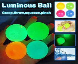 Plafond balle murale collante luminaire luminaire dans les balles anti-stress squishy sombres sandables stress compresser les enfants adultes toys fête 29337793