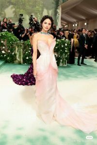 Robe de soirée de la fête de la célèbre robe de soirée robe de bal 2024 Met Gala Eiza Gonzalez del Core One épaule haute fleur bleue Kylie Jenner Long Robe