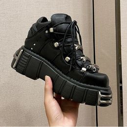 Chaussures montantes à plateforme en métal lourd inspirées des célébrités pour femmes, petites chaussures en cuir Punk gothiques foncées, bottes de moto à la mode D2H42