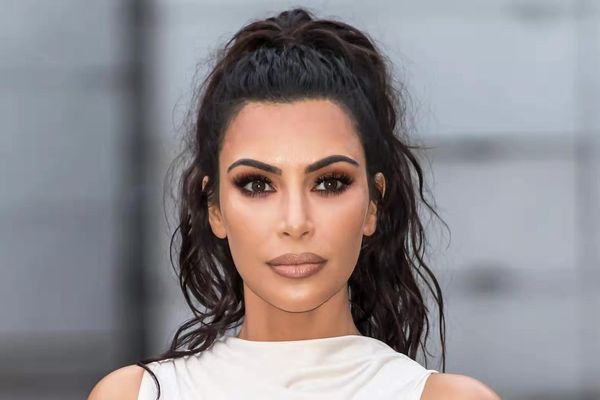 Celebrity Kim Kardashian postizo de cola de caballo ondulado envuelve el clip en la extensión de cabello de cola de caballo con cordón de onda natural peinado natural 120g