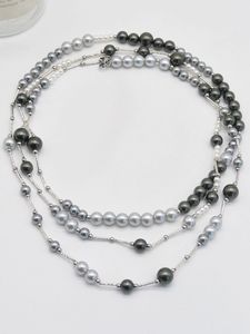 Collier patchwace noire, gris et perlé de célébrité pour les femmes avec du tempérament à la mode, des méthodes de port multiples, une chaîne de pull, une niche et un haut de gamme