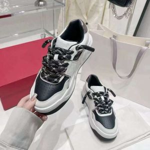 Celebrity même produit européen de style couple gros rivet sports décontractés pour les hommes et les femmes Nouveau véritable cuir épaisse épaisse de petites chaussures blanches accordées