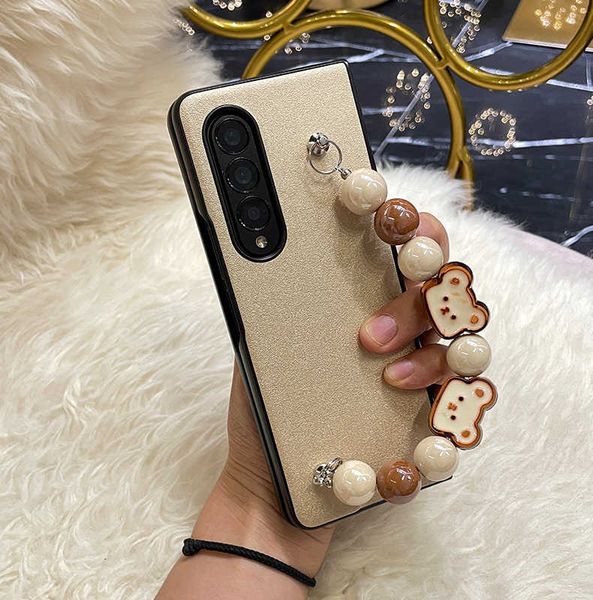 Estuches para teléfonos celulares Cute Cartoon Bear Beads Wrist Band Phone Case para Samsung Galaxy Z Fold 4 3 2 1 PU Leather Hard Cover Z0324