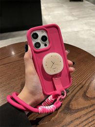 Étuis de téléphone portable Support de montre coréen mignon bracelet portable avec étui simple rose rouge adapté à l'iphone 15 14 13 11 Pro couverture souple antichoc maximale Funda 231026