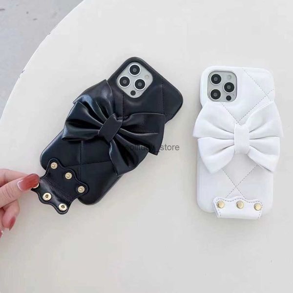 Caisses de téléphone portable Designer Case de luxe Sweet Diamond Check Bow Bracelet Pattern iPhone 15 14 13 12 11 Pro Max 14Plus 7 8 Plus X XR XS XSMAX Case Q240408