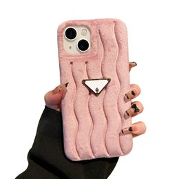 Cas de téléphone portable Cas de téléphone de concepteur Mode Furry Wavy Grain P Case pour iPhone 15 14 Pro Max Plus 13 12 Luxe Rose Peluche Phonecase Cover Shell 56509040 SXFE