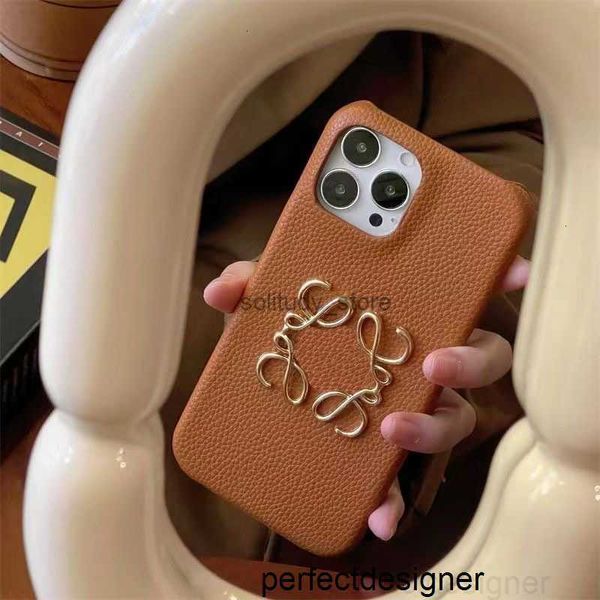 Cajas de teléfonos celulares Caso de diseño para mujeres para iPhone 1514 Promax 13Pro 12 Letra móvil de cuero de lujo LE Back Coverujne Q240408