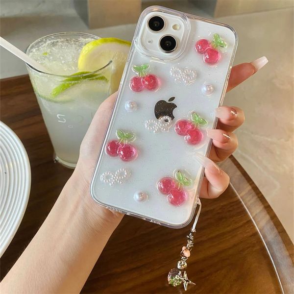 Cajas de teléfonos celulares INS Lindo 3D Cherry Pearl Bow Fresa Colgante Funda suave para iPhone 15 14 Pro Max 13 12 11 X XS XR MINI Cubierta transparente a prueba de golpes 231021