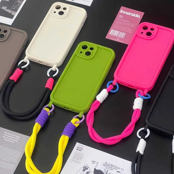 Caisses de téléphone portable INS Korean Color Color anti-perte Solite Slicone Hand Strap Téléphone Adapté à l'iPhone 15 14 13 11 Pro Max Plus + Couverture de protection de l'objectif J240426