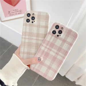 Cajas de teléfonos celulares Ins Caja de celosía de moda coreana para iPhone 11 12 13 14 15 Pro Max X XR XS 7 8 Plus Soft Warm Plush Protect Back Cover 231021