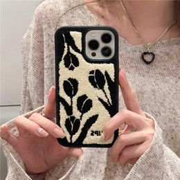 Cas de téléphone portable coréen Black Tulip Flower Towel Brodemery Téléphone pour téléphone 15 14 13 12pro max 11 Belle couverture douce d'amortisseur en peluche hivernale