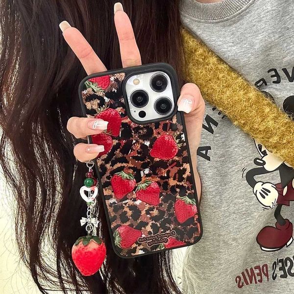 Caisses de téléphone portable Luxury mignonne fille sexy 3D Carie de léopard de fraises pour Apple iPhone 15 Pro Max 14 12 13 11 Japan Korea Ins Pendant Soft Cover Gift J240509