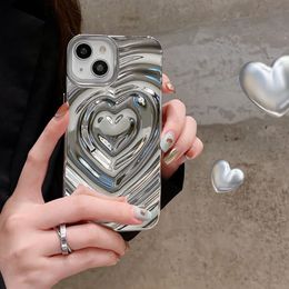 Cas de téléphone portable Luxe Electroplate Silver 3D Heart Water Ripple Case pour iPhone 14 13 12 11 15 Pro Max Silicone souple antichoc 231010