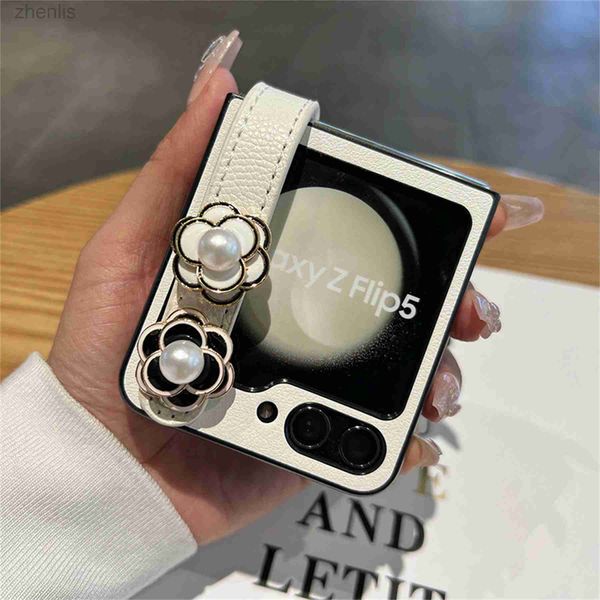 Cas de téléphones portables Cadre du support de sangle de camélia de perle coréen 3D Perle pour Samsung Galaxy Z Flip 5 5G Z FLIP5 ZFLIP5 COUVERTURE AVEC DOSTIF D240424