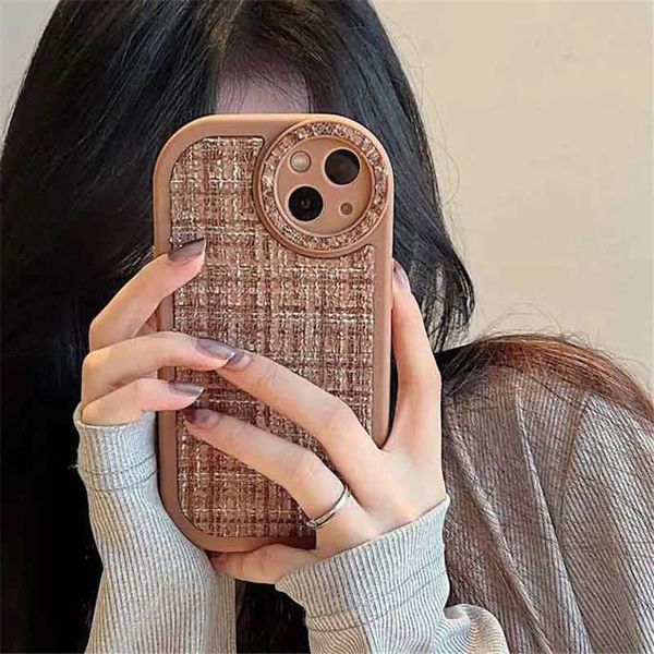 Étuis de téléphone portable Case de téléphone en réseau de tissu en tweed de luxe pour iPhone 14 13 12 11 Pro Max xs MAX XR 14 Plus Hiver Couverture de pare-chocs d'amortisseur moelleux J240509