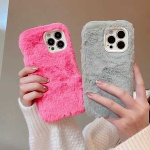 Cas de téléphone portable luxe hiver drôle mignon chaud en peluche fourrure couleur bonbon étui moelleux pour iPhone 14 13 12 11 Pro Max doux pare-chocs Coque Girly Capa Z0316