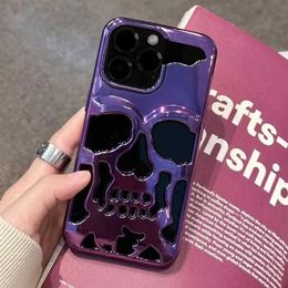 Cas de téléphone portable Placage 3D Peinture métallique évider Cool Skull Phone Case pour iPhone 14 13 15 11 Pro Max 14 Plus Personnalité Sculpture Couverture arrière H240326