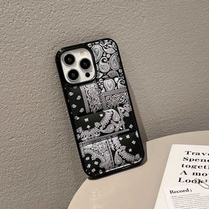 Caisses de téléphone portable Retro Fashion the Puffer Case Paisley Pattern Down Couvre de couverture pour iPhone 15 14 13 12 11 Pro Xs 7 8 Plus J240426